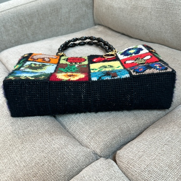 Cottage Core Granny needlepoint crochet vintage handbag with wood handles - Picture 7 of 10